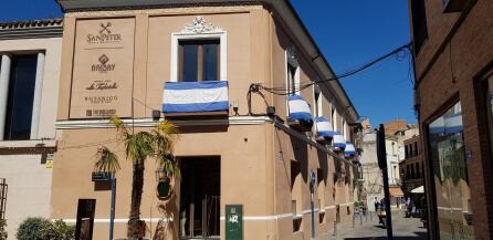 Calle Arcos de San Pedro con la bandera blanquiazul