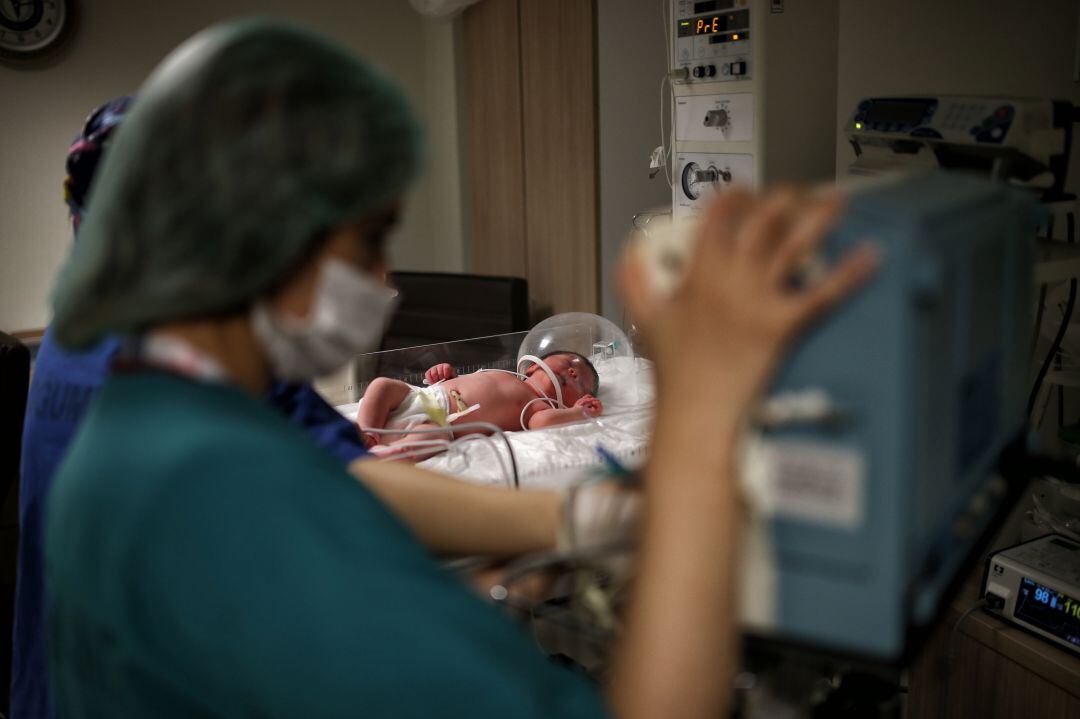 Un recién nacido es atendido por enfermeras en el hospital