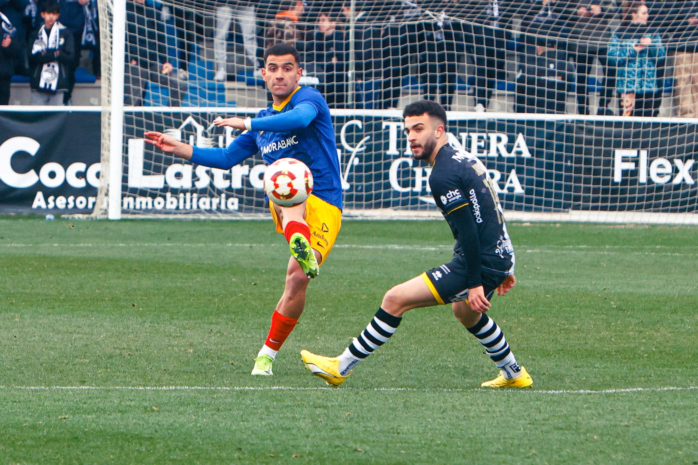 Un moment del partit entre l&#039;Unionistas i l&#039;FC Andorra en què els tricolors va caure derrotats per 3 a 1.