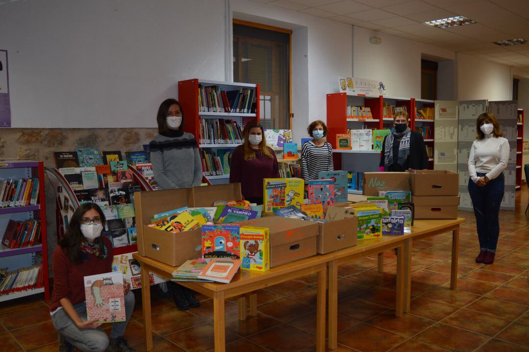 Las trabajadoras de la biblioteca preparando los packs literarios