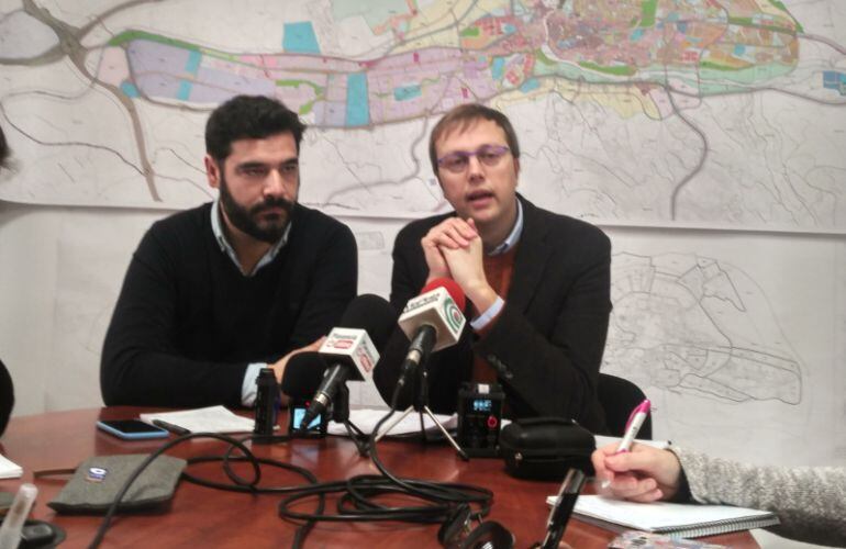 David Dóniga, concejal de obras (i) y Jose Antonio Hernández, concejal de urbanismo (d) presentan las obras en Plasencia para 2018