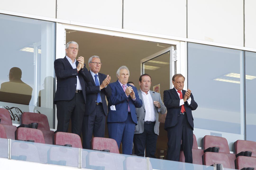 Alfonso García en el palco antes del Almería-Alcorcón.