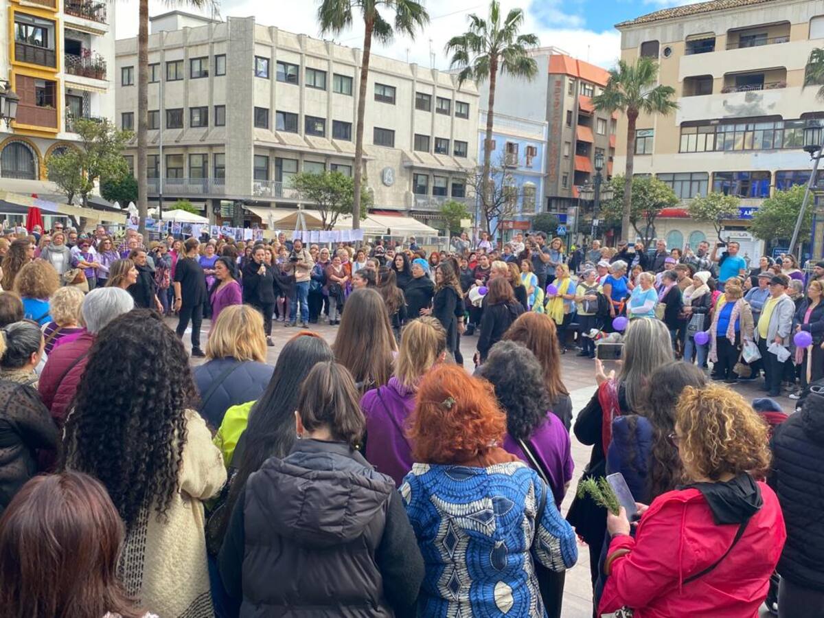 La plaza Alta se tiñe de violeta en el Día Internacional de la Mujer