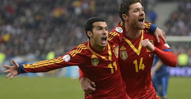 El centrocampista de la selección española Pedro Rodríguez celebra con su compañero Xabi Alonso su gol ante Francia durante el partido clasificatorio contra Francia para el Mundial de Brasil 2014. EFE/Christophe Karaba