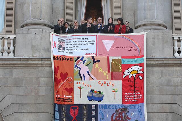 Avui s'ha penjat als balcons de l'Ajuntament de Barcelona i del Palau de la Generalitat un tapís commemoratiu del Dia Mundial de la SIDA