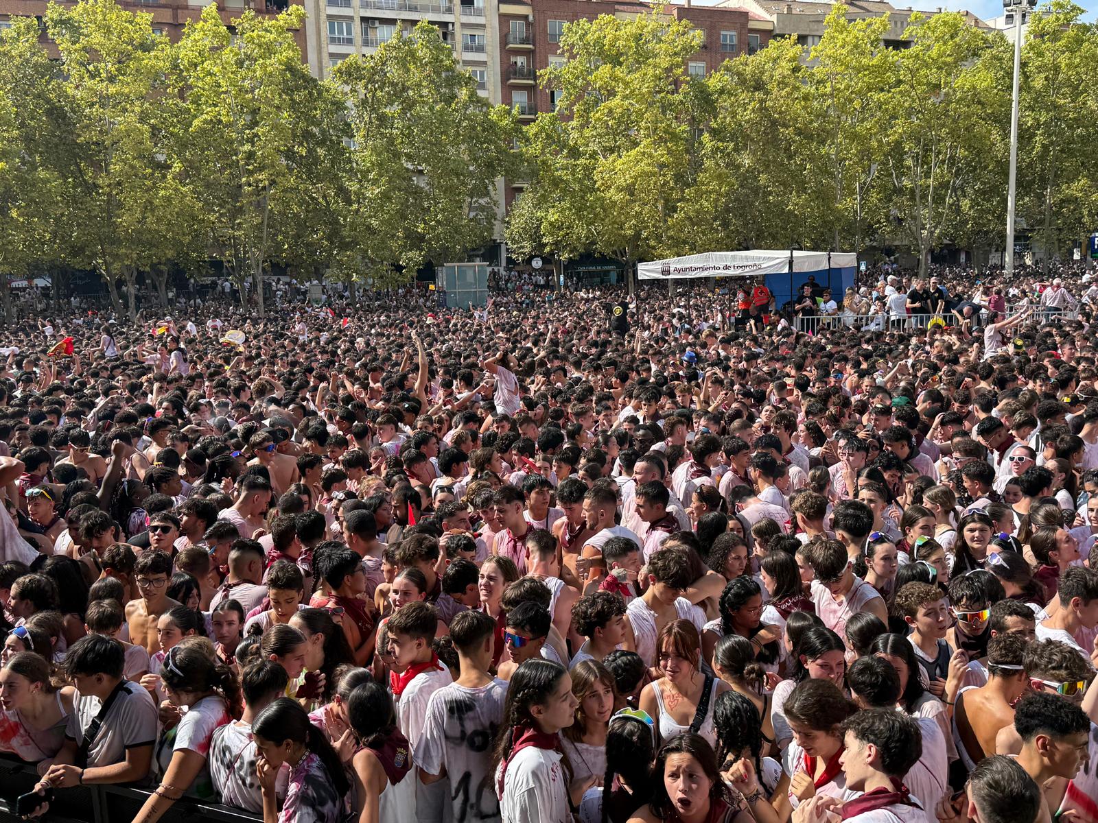 Logroño ha celebrado por todo lo alto el comienzo de las fiestas de San Mateo con el lanzamiento del cohete desde la plaza del Ayuntamiento.