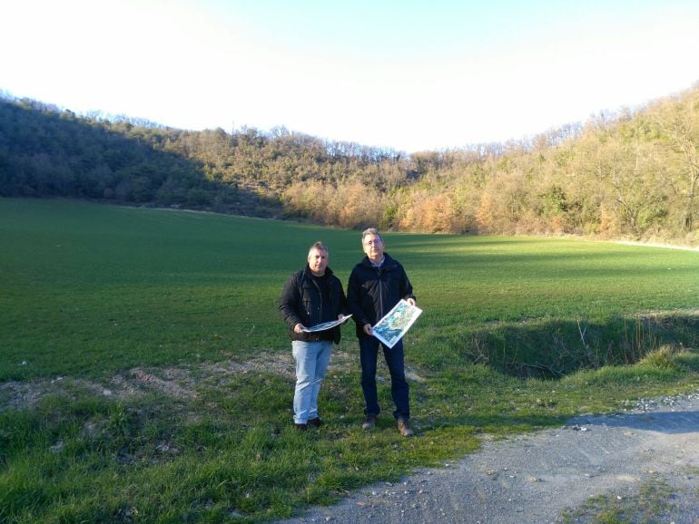 Eneka Quintana, presidente de la Junta Administrativa de Leciñana de la Oca, y Javier Argote, presidente de la Asociación de Concejos de Álava, en el valle que va a quedar enterrado con el proyecto del TAV que ha sido aprobado por las instituciones.