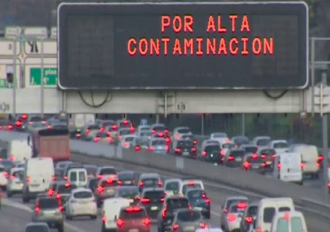 Tráfico en los alrededores de Madrid en un día de alta contaminación.