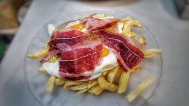 Huevos fritos con patatas y jamón ibérico del Mesón El Toro, en Vejer