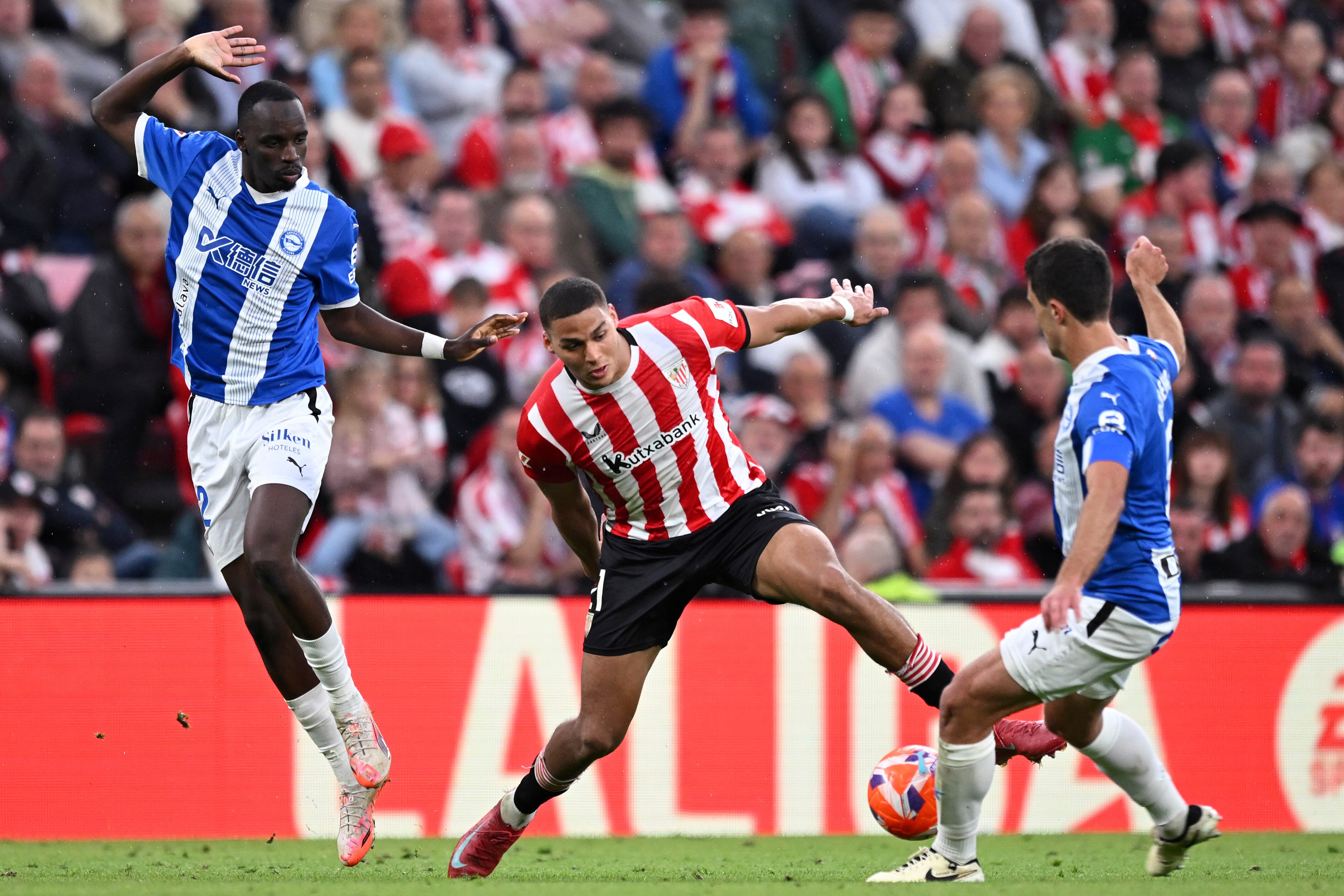 Diarra y Ander Guevara enciman a Maroan Sannadi durante el partido entre Athletic y Alavés disputado este domingo en San Mamés