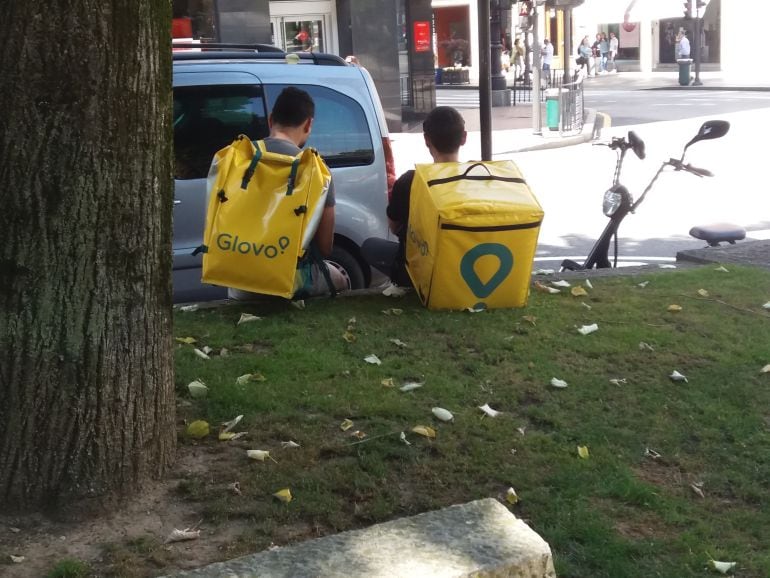 Dos repartidores de Glovo.