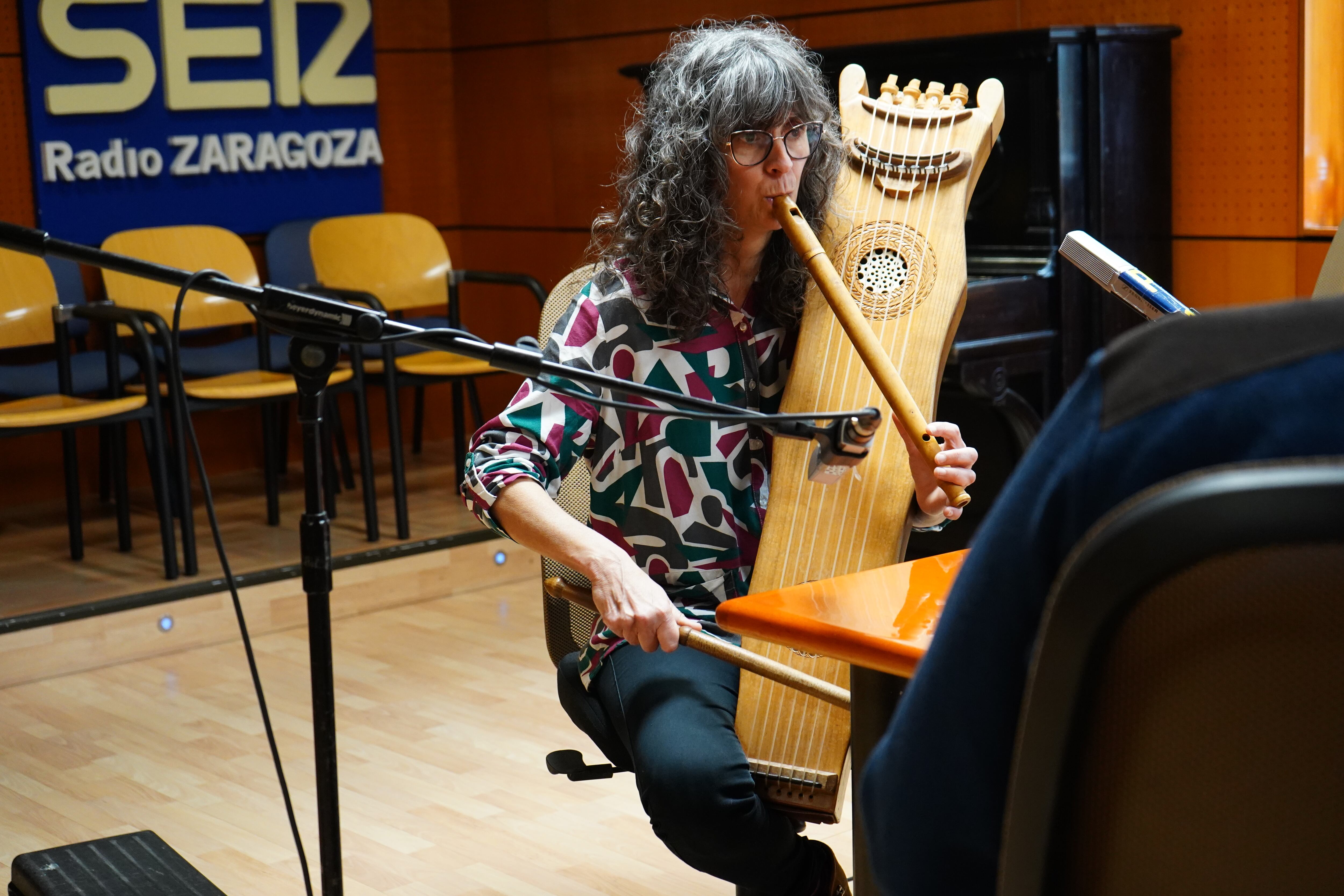 Elena Polo tocando el salterio