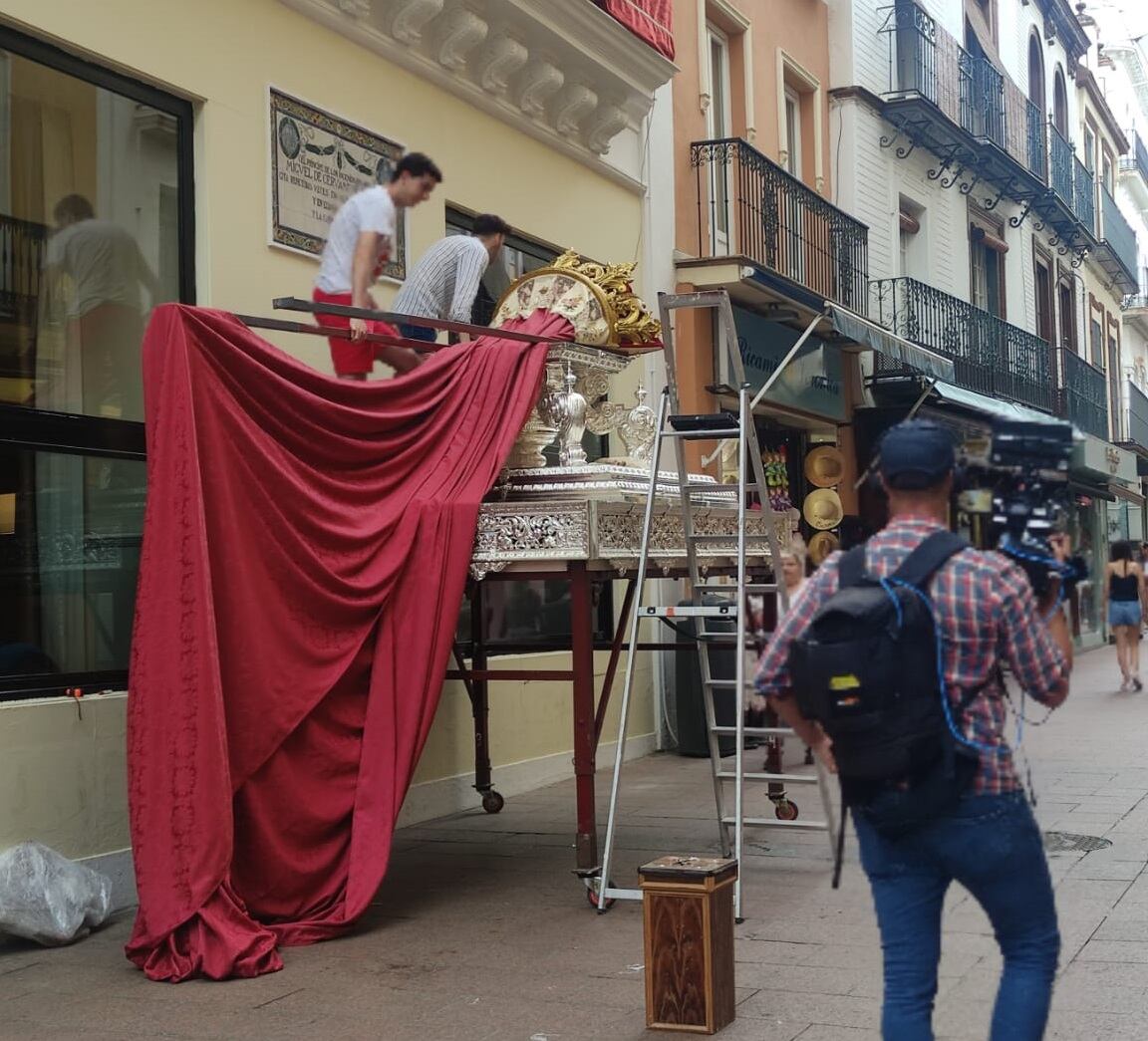 Miembros de la Soledad de Huévar montaban esta mañana de miércoles su altar a las puertas del Mercantil de calle Sierpes