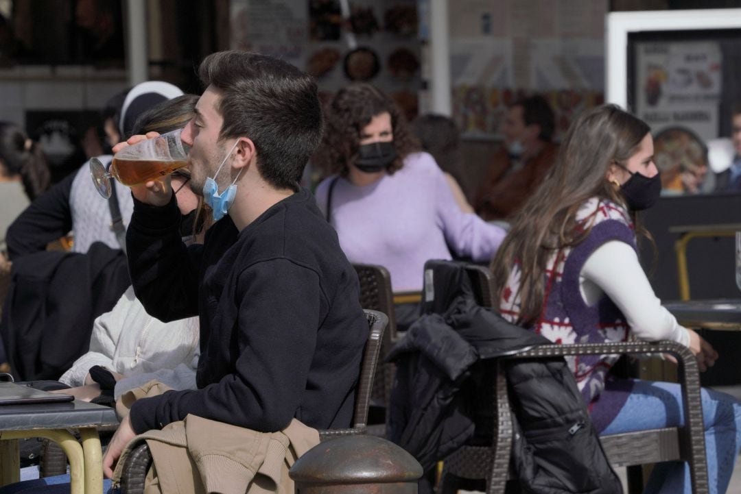 Varias personas en la terraza de un restaurante durante el primer día de la apertura parcial de la hostelería en Galicia