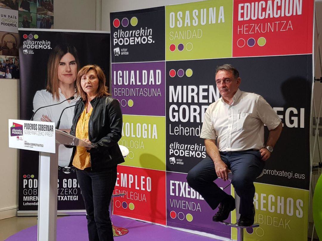 La coordinadora general de Podemos Euskadi, Pilar Garrido, y el diputado de Unidas Podemos en el Congreso Enrique Santiago han participado en un acto celebrado en la sede de Podemos Euskadi en Vitoria