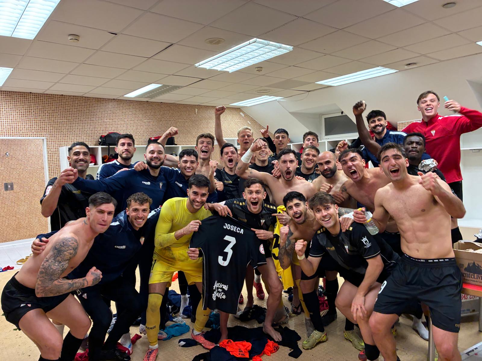 La plantilla celebra el triunfo