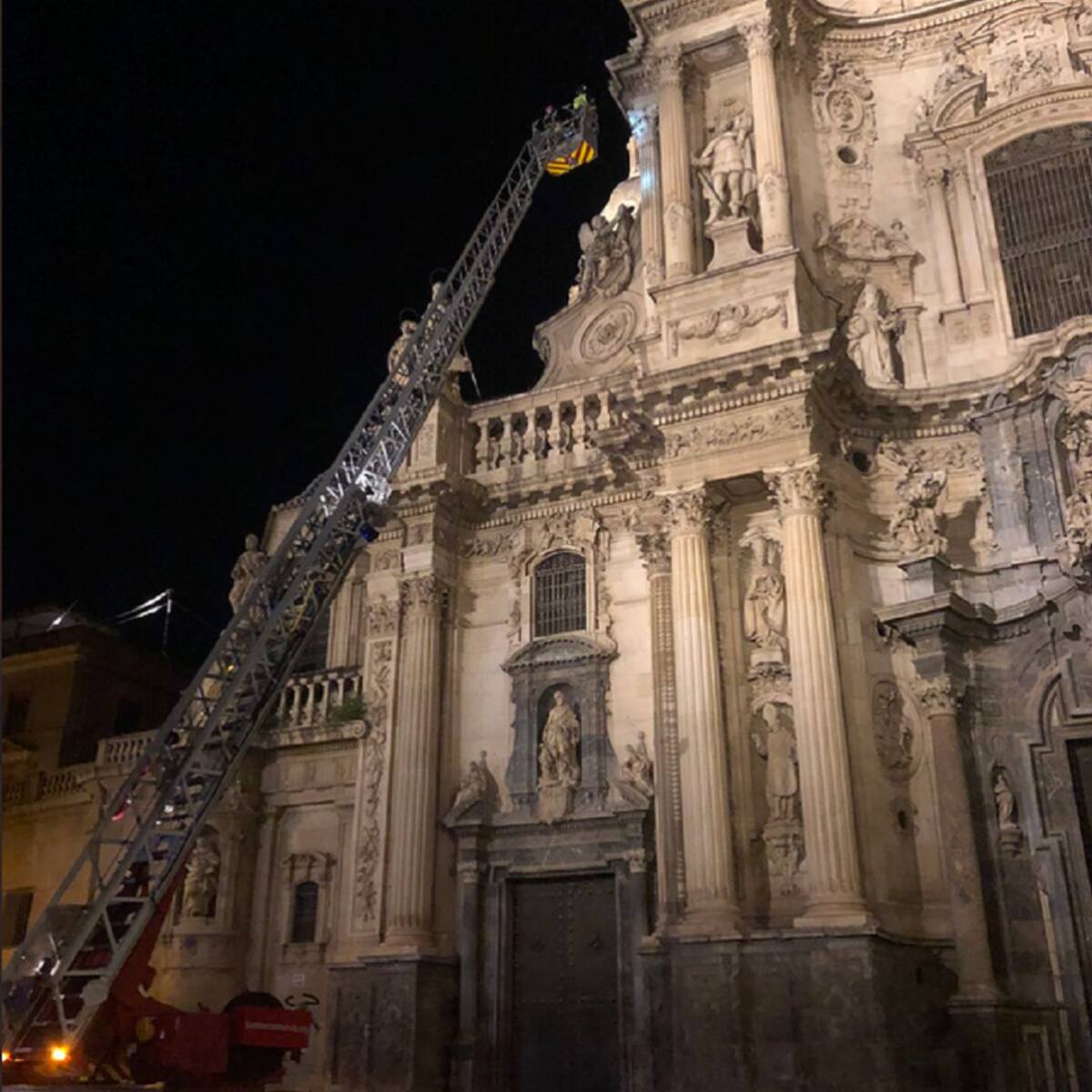 Huermur pide explicaciones tras la caída de cascotes del imafronte de la Catedral