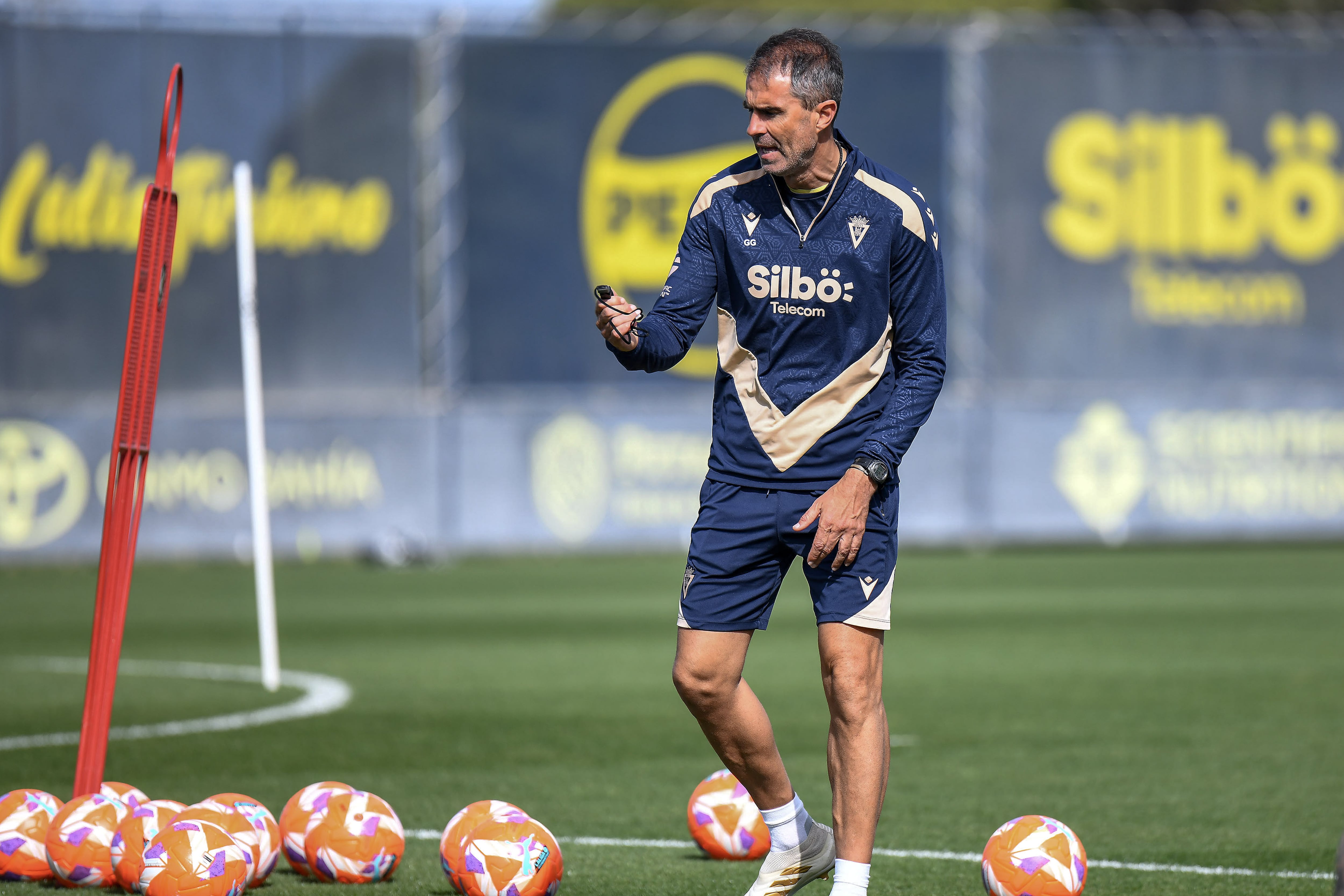 Gaizka Garitano dirigiendo un entrenamiento del cuadro cadista en la Ciudad Deportiva.