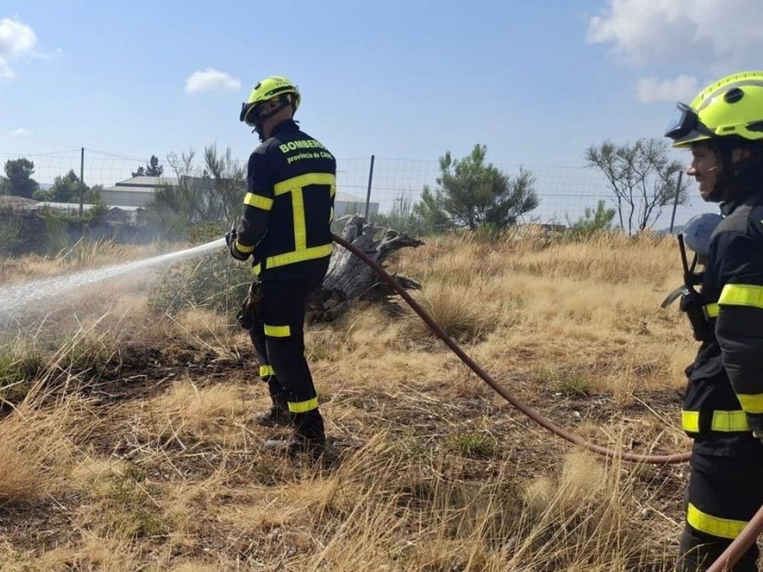 Bomberos del Consorcio sofocando el fuego en Galicia