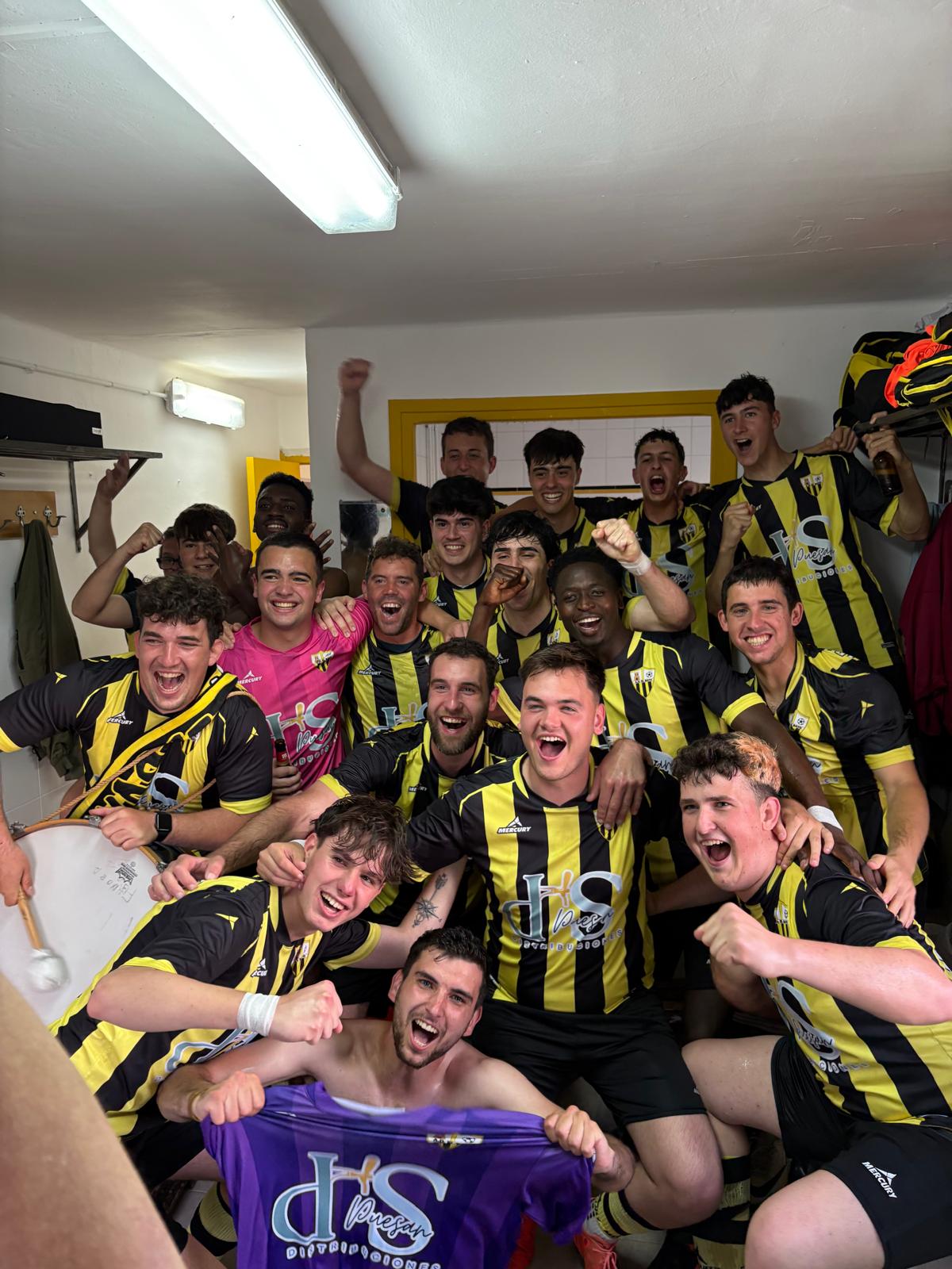 Los jugadores celebrando una victoria que les acercaba al ascenso
