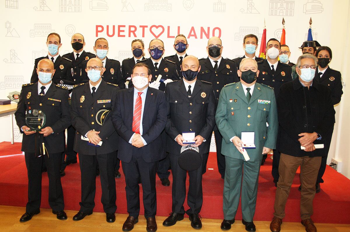 Alcalde Adolfo Muñiz y agentes de Policía Local condecorados en Puertollano