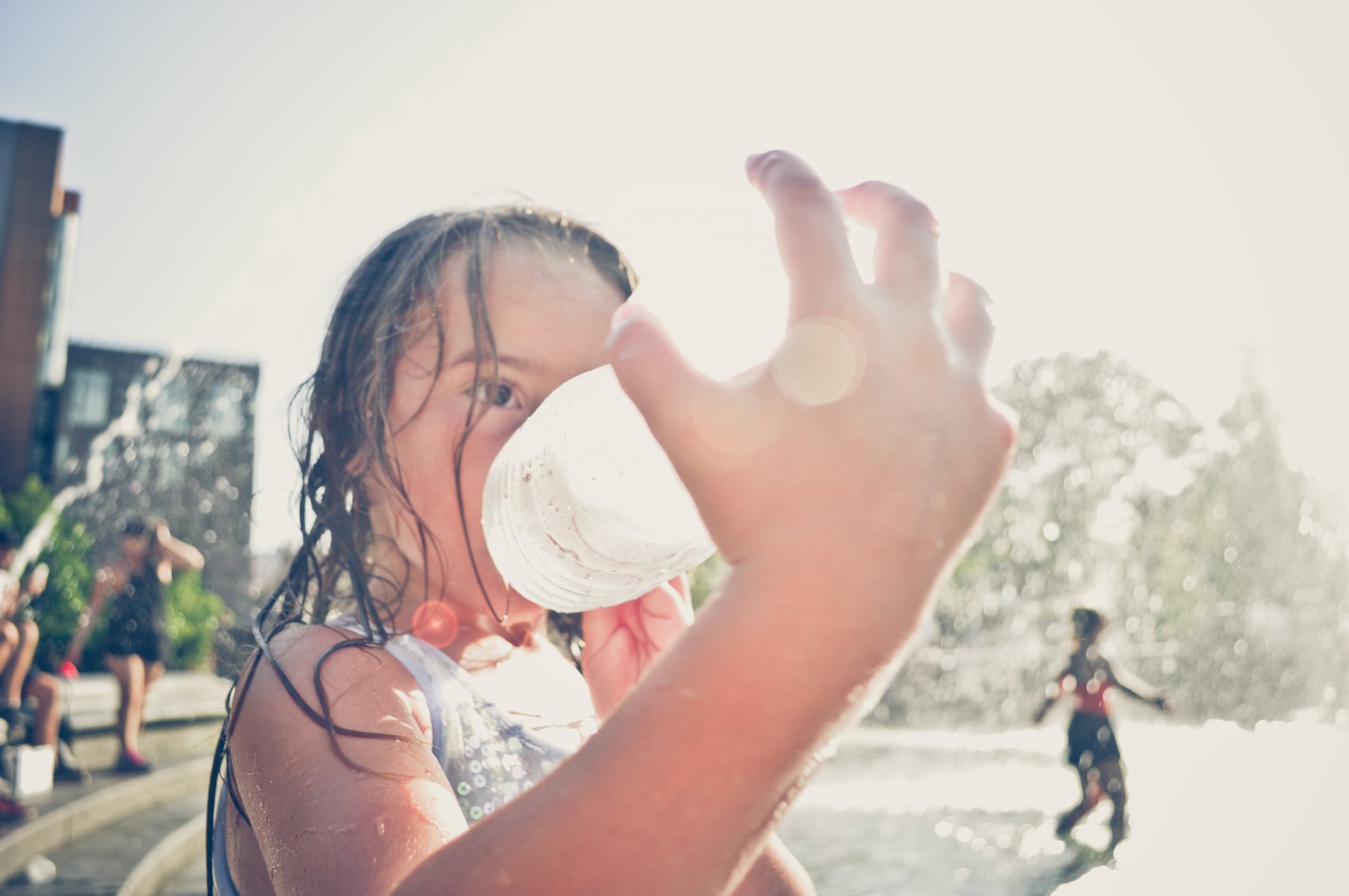 Mantenerse hidratado, especialmente los niños y ancianos, es una de las recomendaciones para evitar golpes de calor.