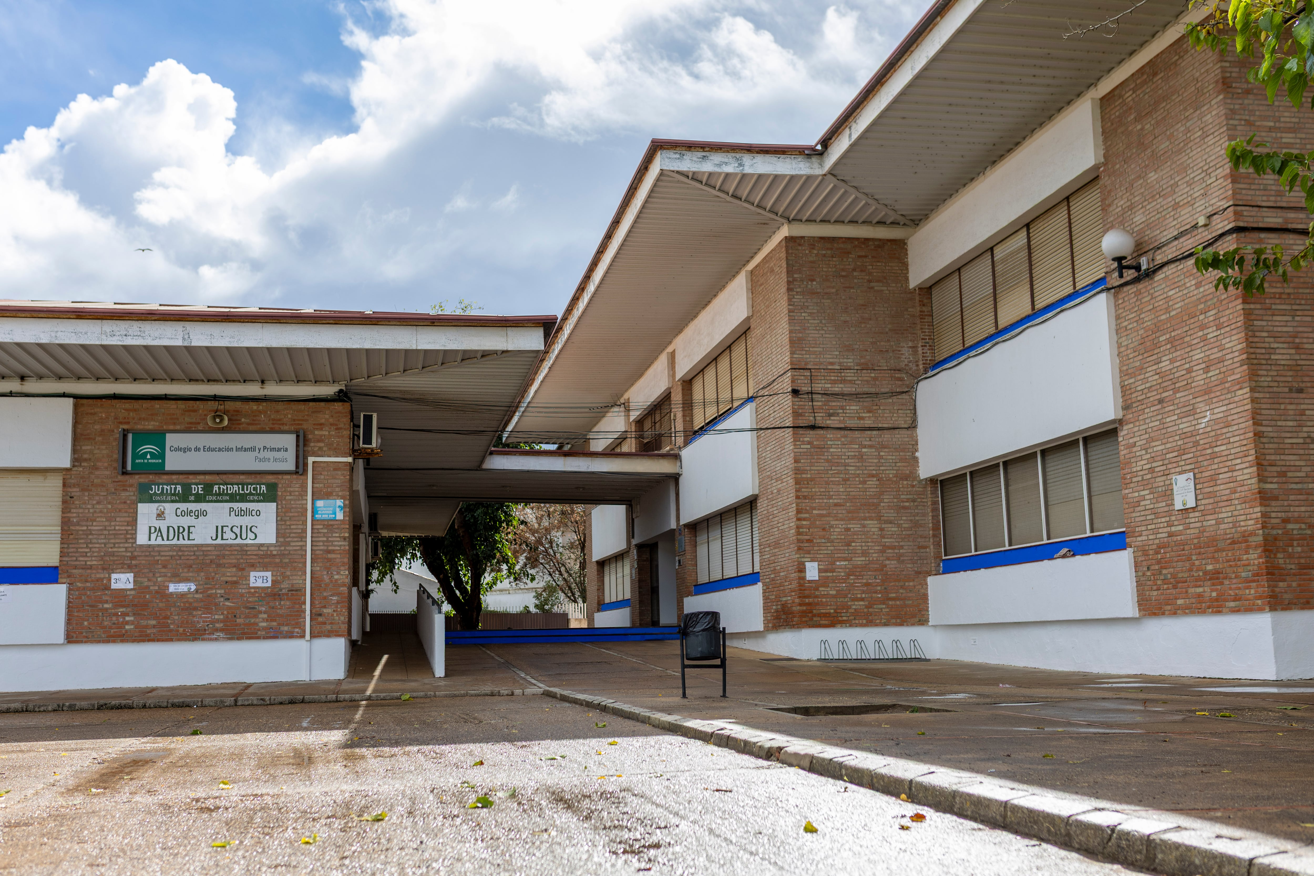 Fachada del colegio Padre Jesús en Ayamonte (Huelva), en el que se ha derrumbado el techo debido a las intensas lluvias.
