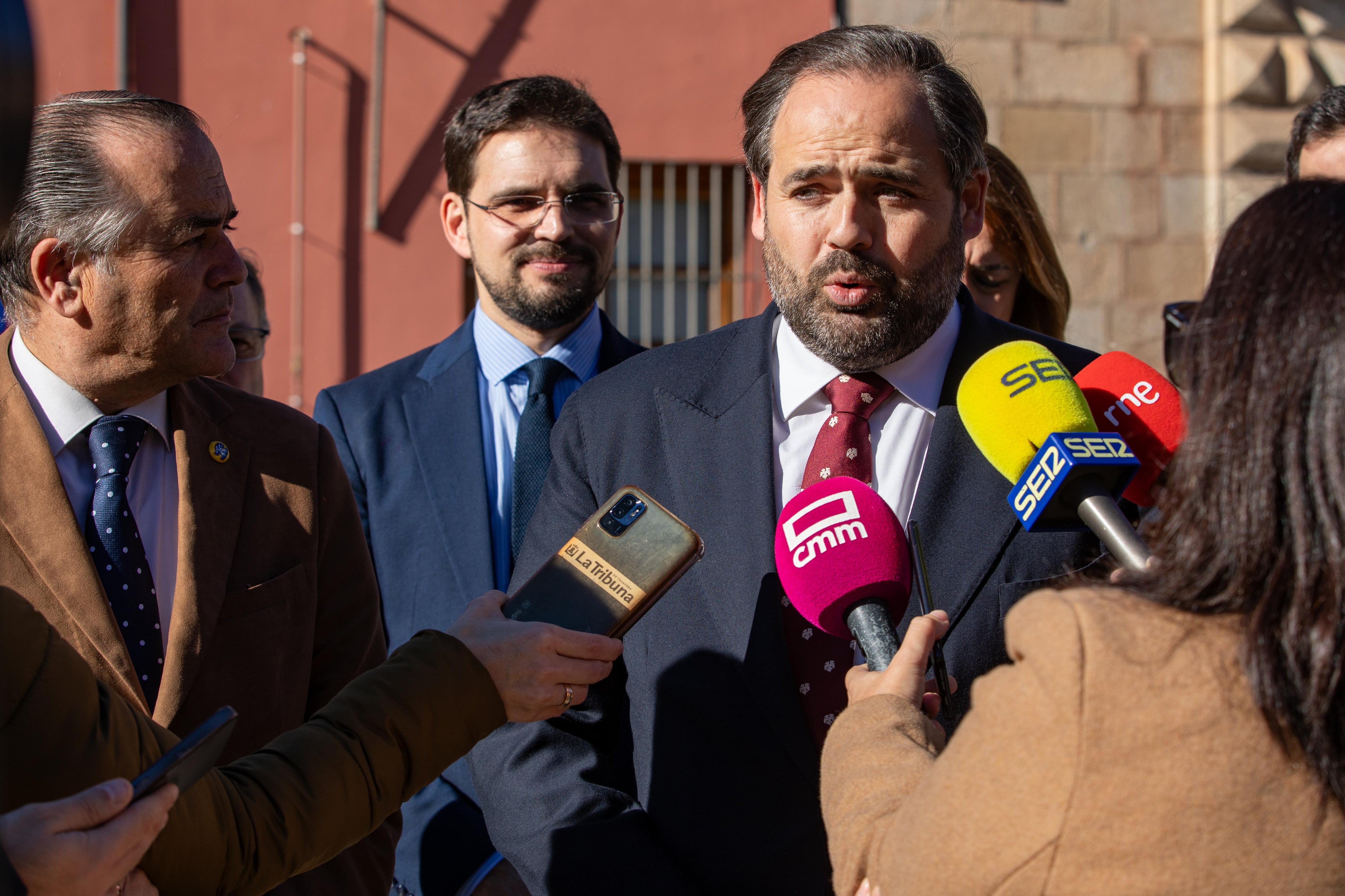 Paco Núñez y José Julián Gregorio en la atención a los medios en la plaza del Pan