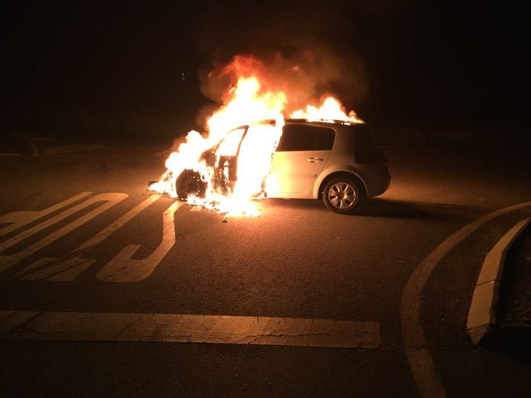 Vehículo ardiendo en el cruce de Garcillán