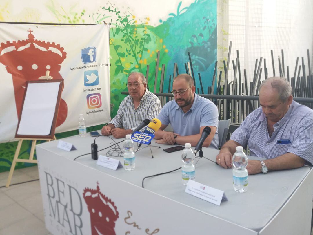 Momento de la presentación en Bedmar, el concejal de Cultura, Pablo Ruiz, en el centro