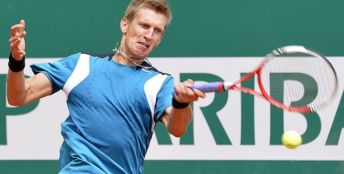 El tenista finlandés Jarkko Nieminen le devuelve la bola al tenista checo Radek Stepanek durante el partido de la primera ronda del torneo de Montecarlo