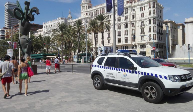 Un vehículo de la Policía portuaria, en la plaza del Puerto.