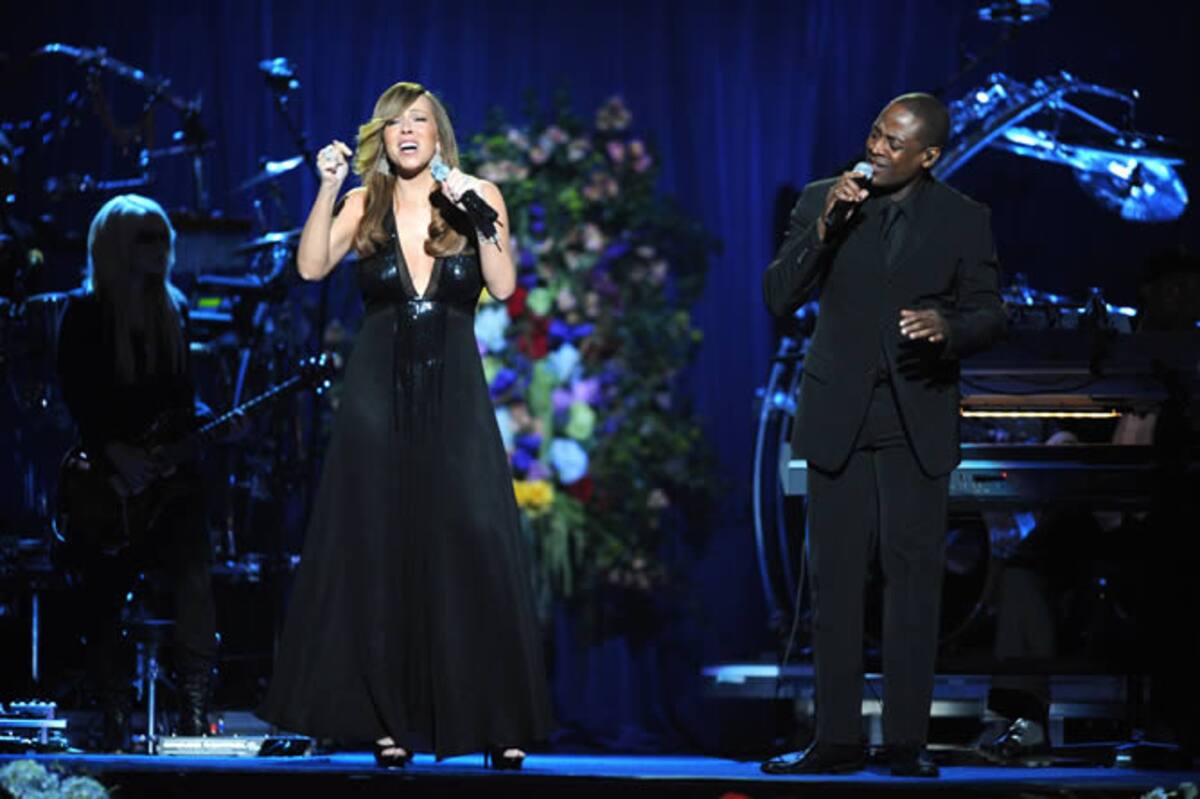 De la mano de Mariah Carey y Trey Lorenz arranca el emotivo evento. A la entrada del féretro de Michael Jackson, el público ha estallado en un aplauso. Algunos gritaban "te queremos, Michael"