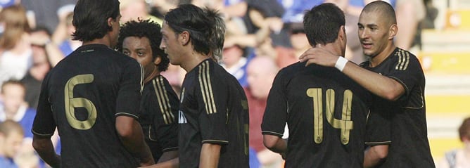 El delantero francés del Real Madrid Karim Benzema (d) celebra con su compañero, Xabier Alonso (2d), el gol que ha marcado ante el Leicester City, el segundo del equipo, durante el partido amistoso de pretemporada que disputan hoy en Leicester. A la izqui