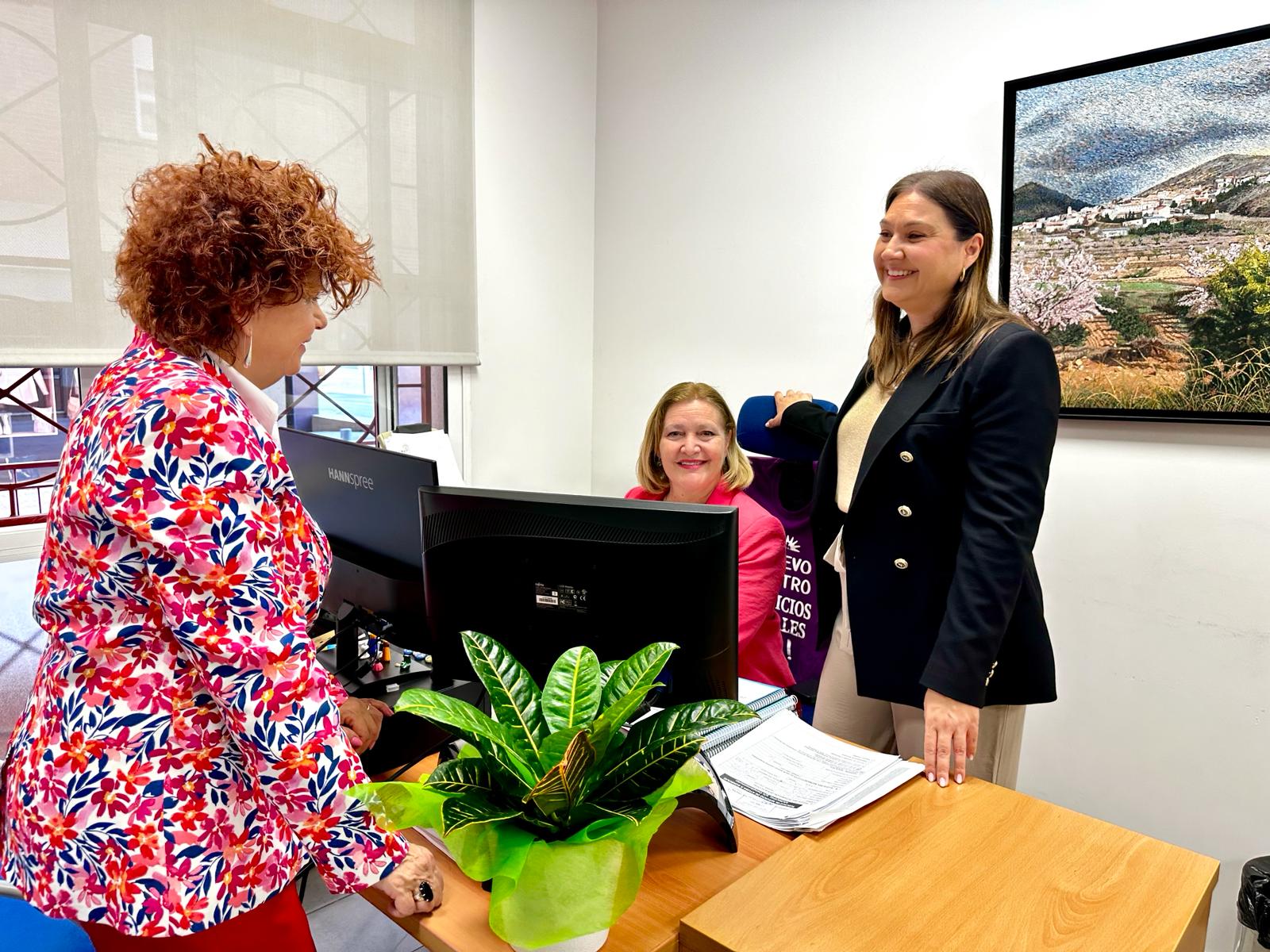 María Castillo, edil de Derechos Sociales junto a las funcionarias de la concejalía