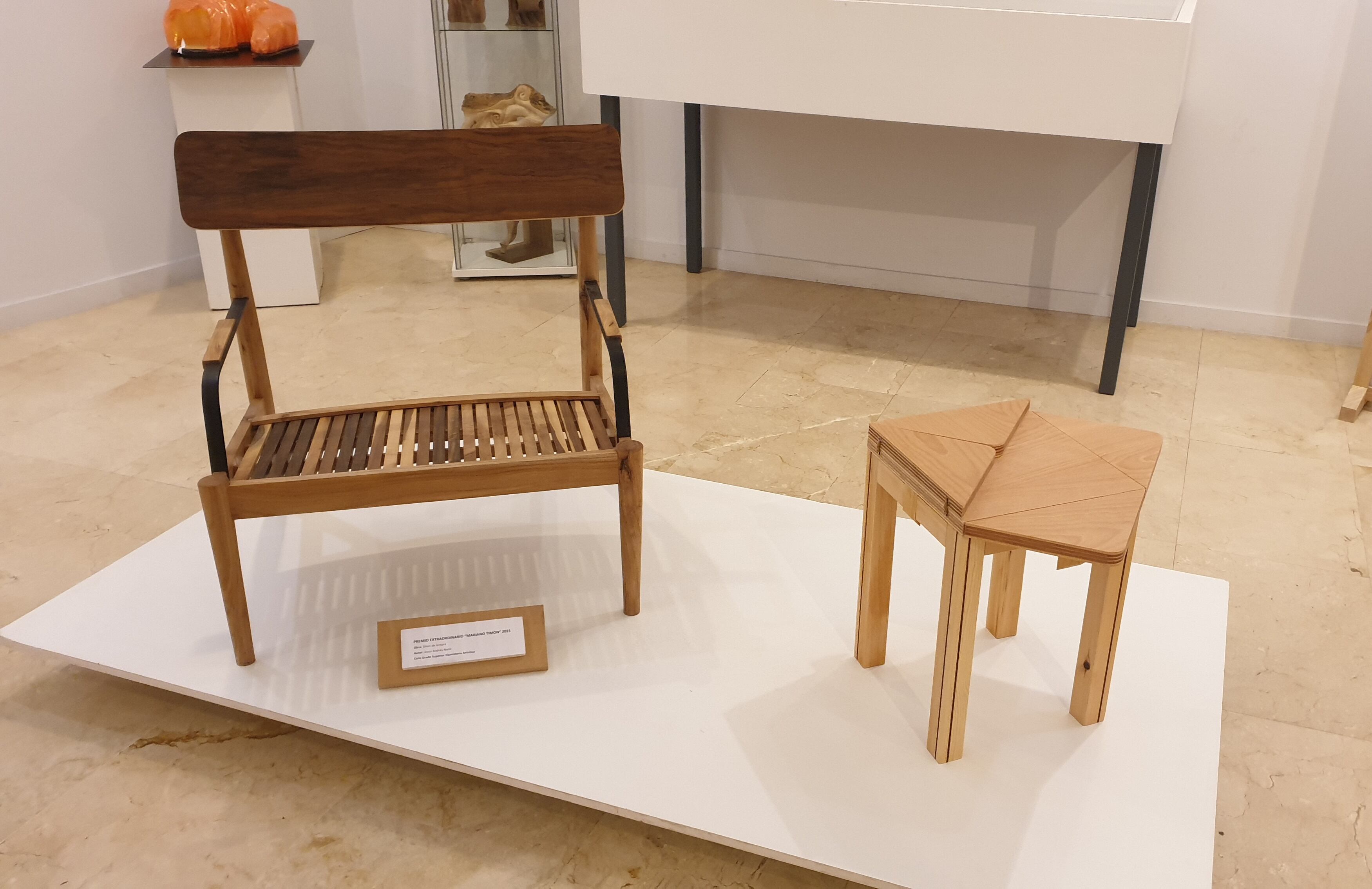 En la imagen, Premio extraordinario "Mariano Timón" 2021. Obra: Sillón de lectura. Autor: Jesús Andrés Nieto. Ciclo Grado Superior de Ebanistería Artística