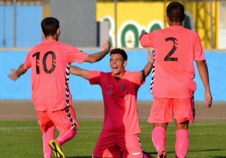 Gallar, Bastos y Toni celebran uno de los goles de la Cultural