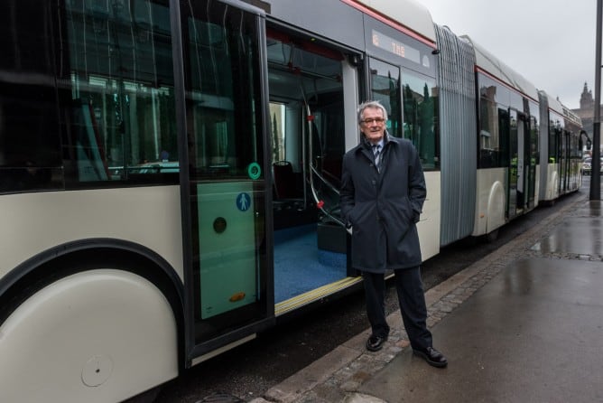 L'alcalde de Barcelona, Xavier Trias, amb l'autobús de 24 metres que començarà a funcionar al mes de maig