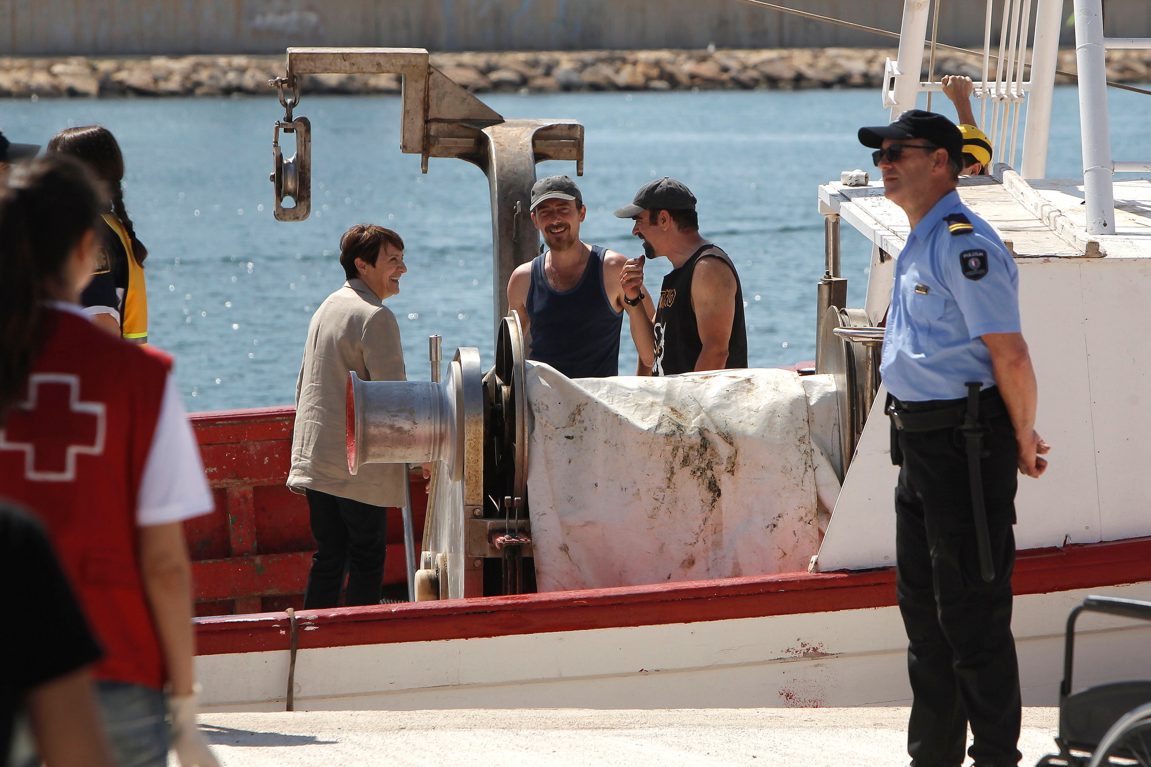 Los actores Luis Tosar y Blanca Portillo, en el puerto de Alicante durante la recreación del desembarco en 2006 en el puerto de la Valeta (Malta) de los 51 inmigrantes subsaharianos rescatados.