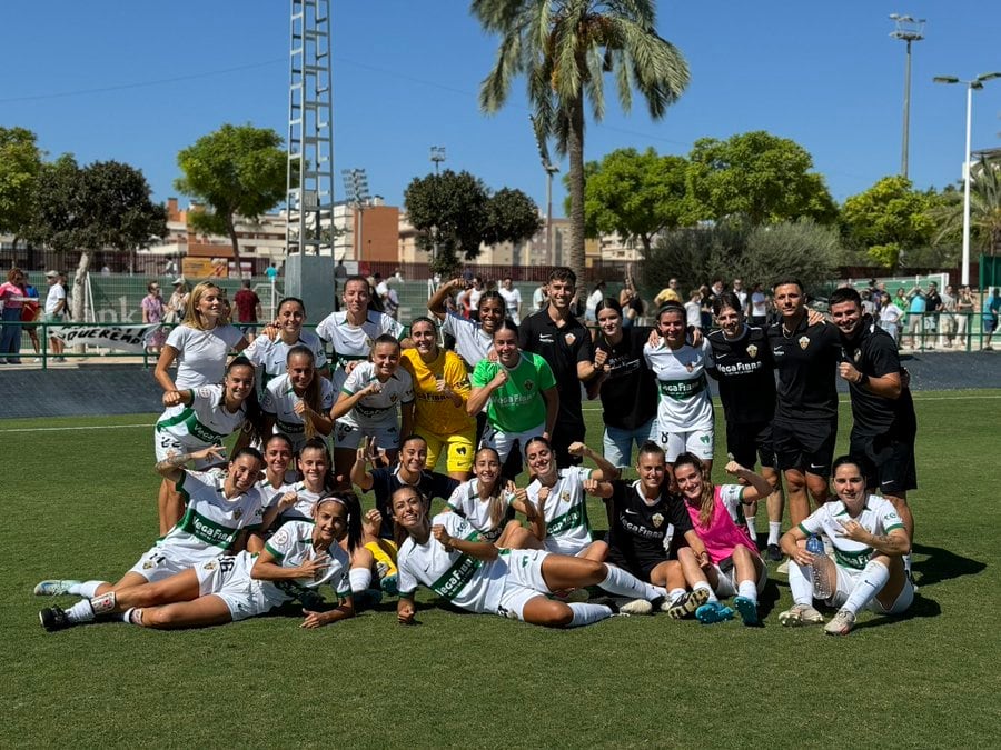 Jugadoras y cuerpo técnico del Elche celebran su victoria ante el Tenerife