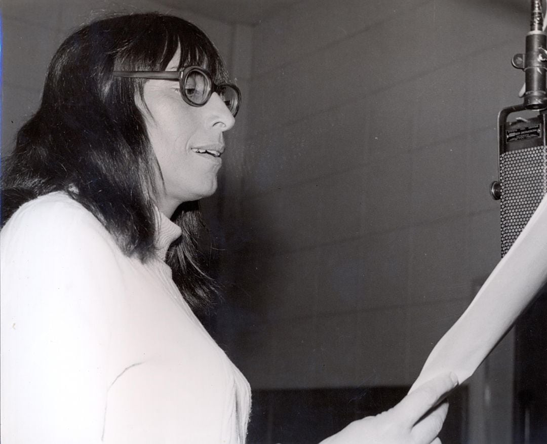 Juana Ginzo leyendo un guión en un estudio, año 1958