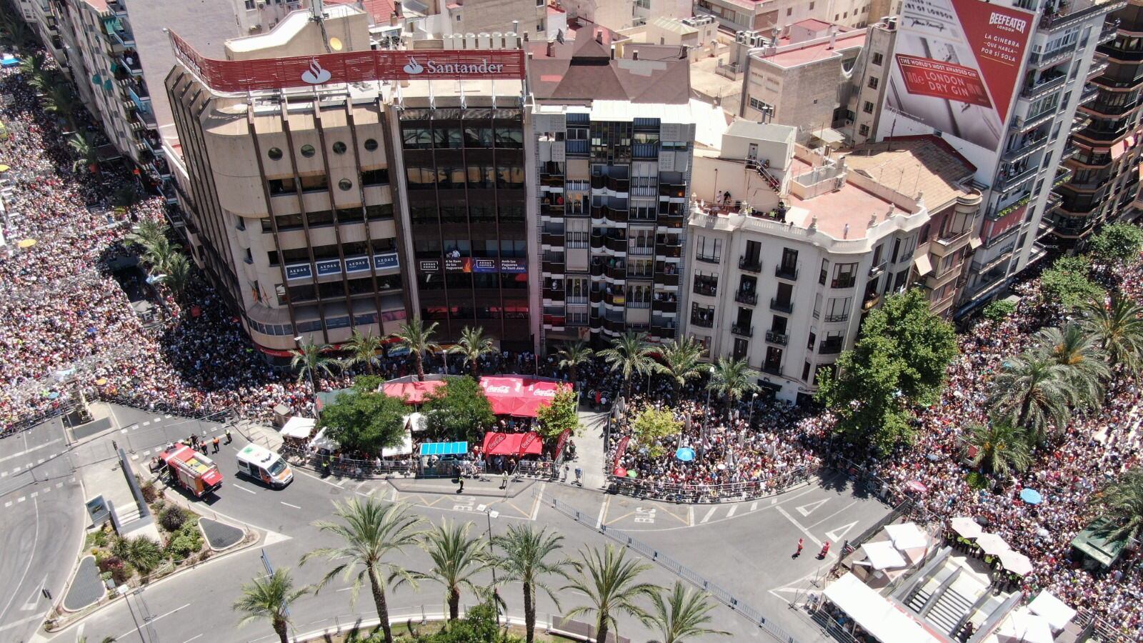 Celebración de la mascletá durante las Hogueras Alicante 2022