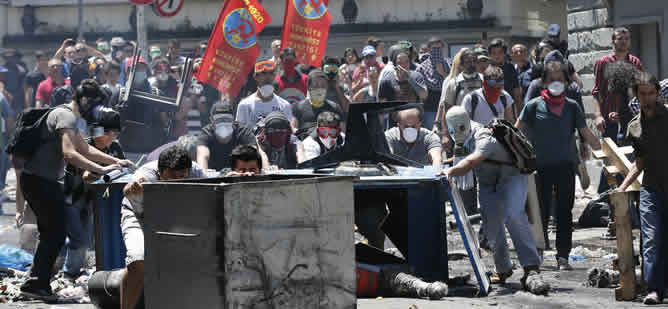 Durante la manifestación en Estambul se montaron barricadas quemando mobiliario urbano.