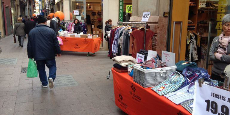 Les botigues al carrer, en aquest cas, al carrer Jesús de Reus.