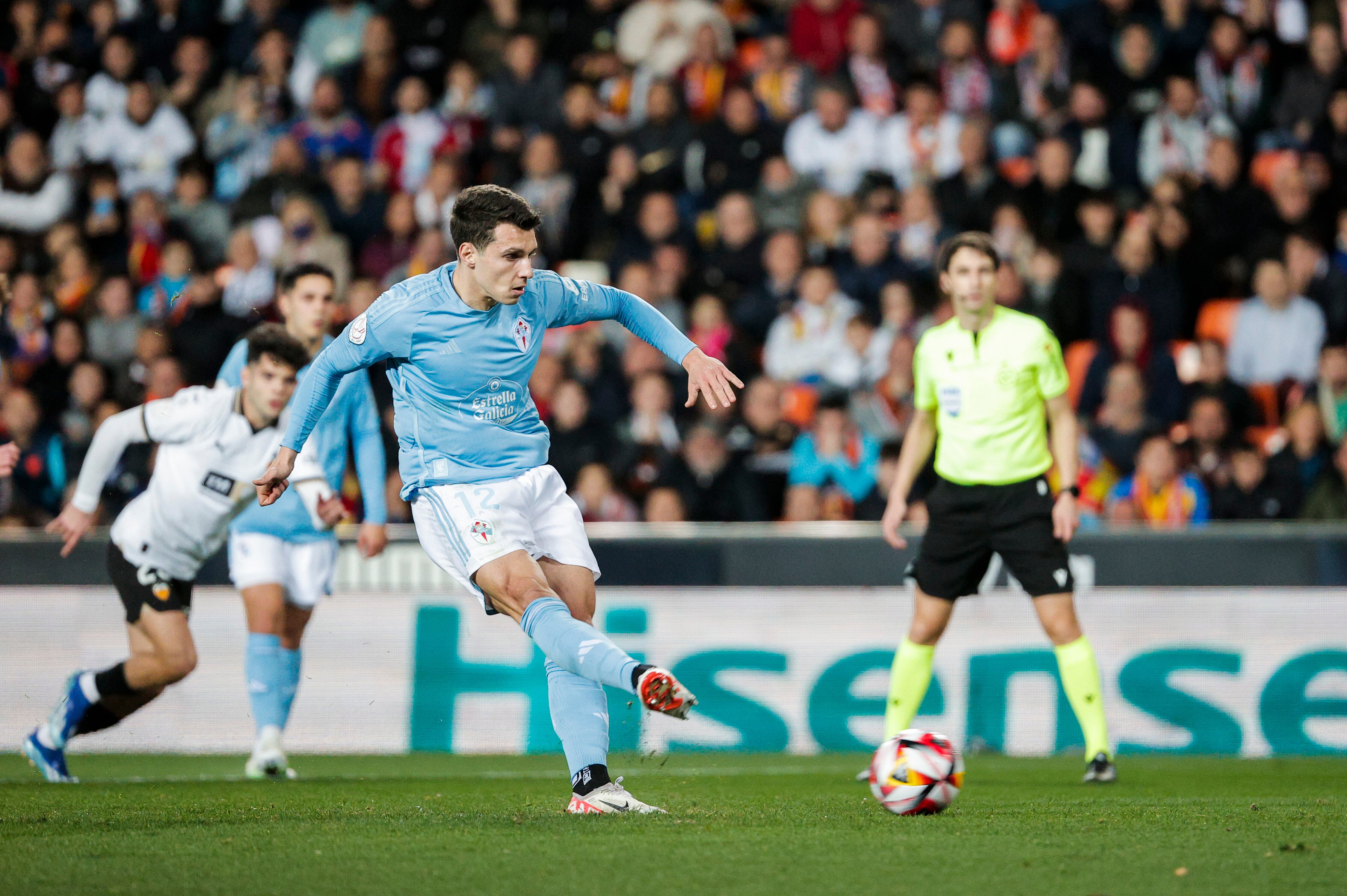 VALENCIA, 17/01/2023.- El delantero griego del Celta, Anastasios Douvikas, golpea el balón desde el punto de penalti para conseguir el segundo gol del equipo vigués durante el encuentro correspondiente a los octavos de final de la Copa del Rey que disputan hoy miércoles Valencia y Celta en el estadio de Mestalla, en Valencia. EFE / Manuel Bruque.
