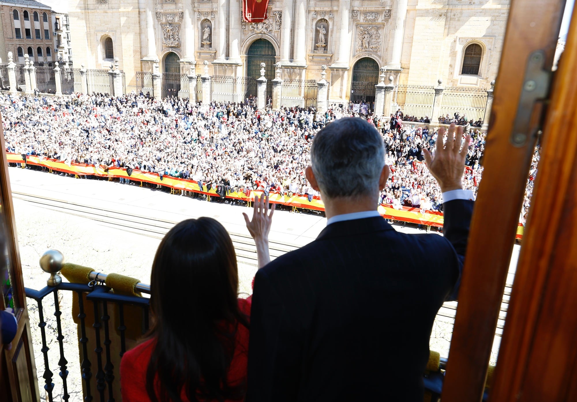De espaldas, Letizia y Felipe VI en el balcón del Ayuntamiento de Jaén.