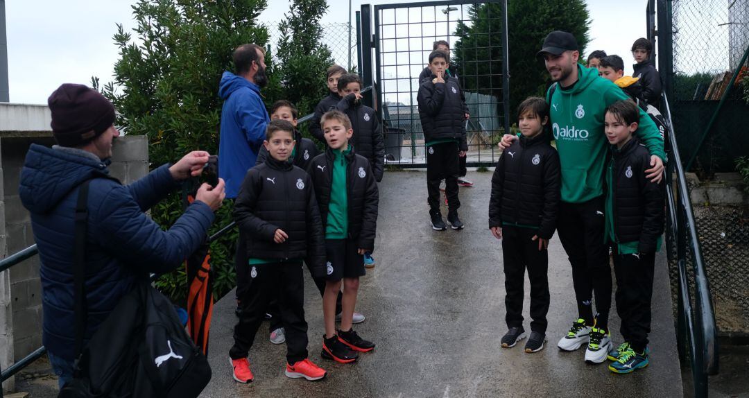 Luca haciendo felices a niños de las categorías inferiores