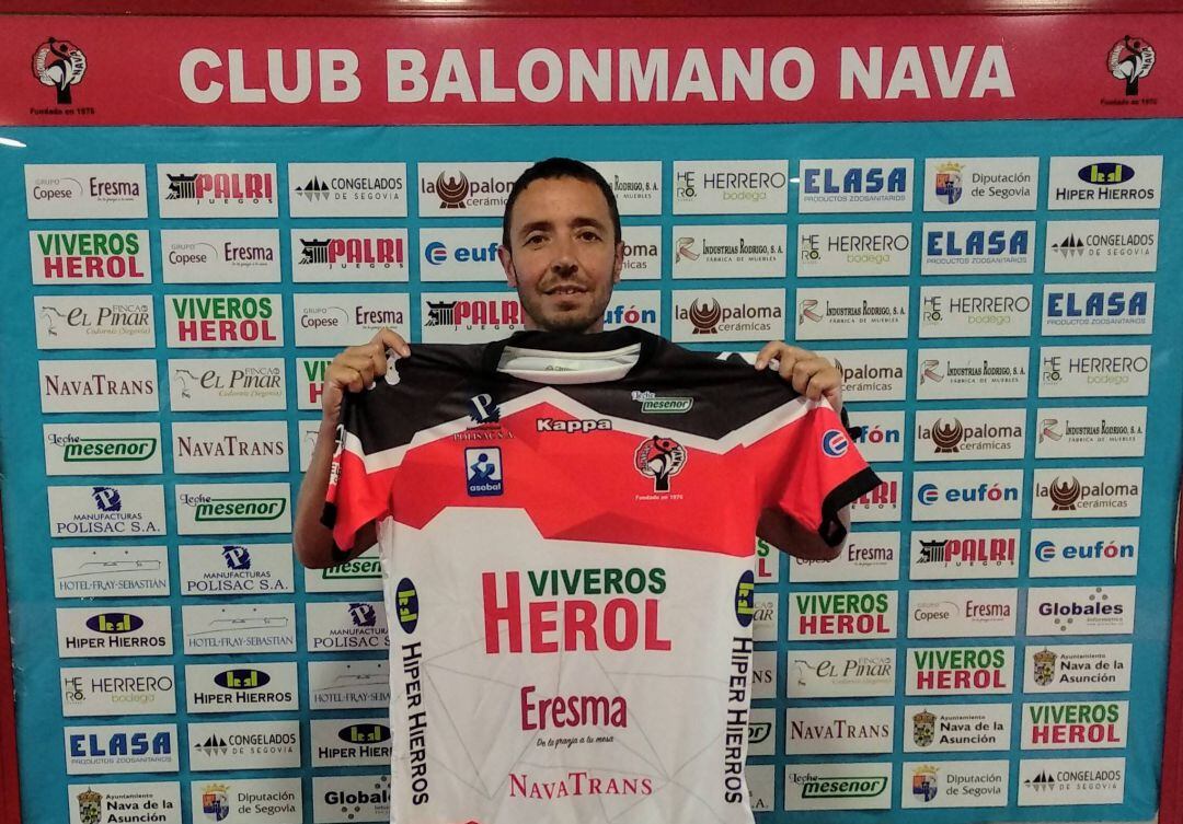 Diego Dorado en su presentación oficial como nuevo técnico del Viveros Herol Balonmano Nava