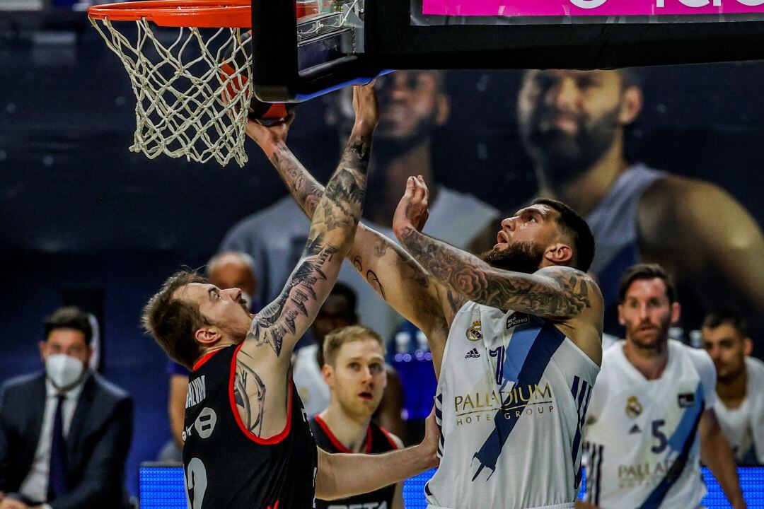 El pívot checo del Retabet Bilbao Ondrej Balvin (i) intenta taponar al pívot francés del Real Madrid, Vincent Poirier (d), durante el partido de Liga Endesa que se disputa este jueves en el Wizink Center.