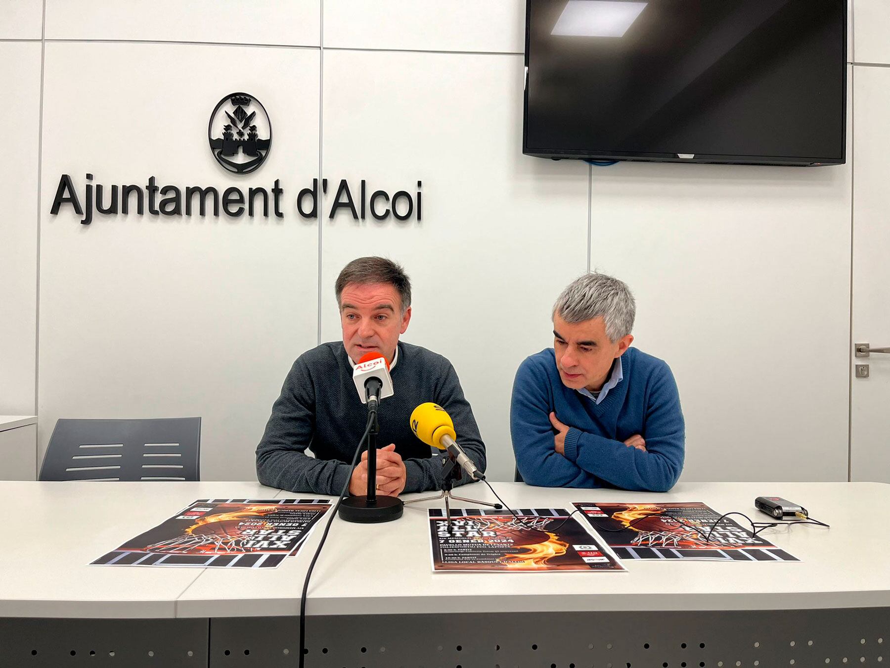 Javi López, director municipal de Deportes, y Paco Agulló en representación de la liga local de baloncesto, durante la presentación del All Star